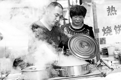 青丝熬成白发 郑州夫妻摆地摊寻女13年终团聚
