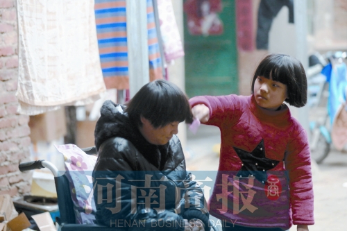 妈妈生活不能自理 荥阳7岁双胞胎姐妹承担家务