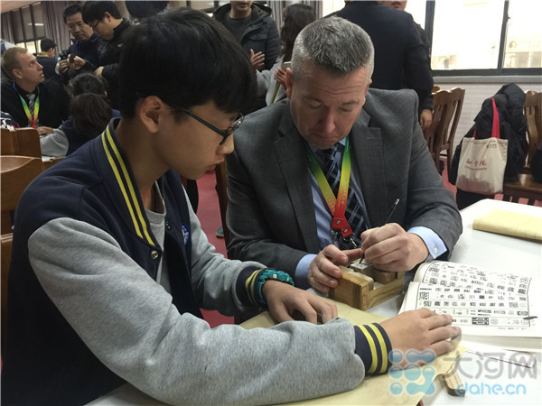 美国中小学校长代表访华团访问郑州 吃上中国传统文化“大餐”