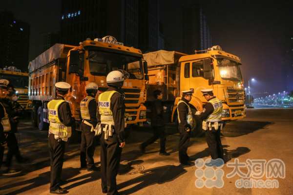 河南10地市异地用警查渣土车违法