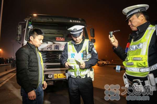 河南10地市异地用警查渣土车违法