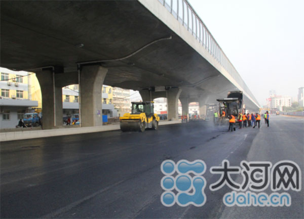 好消息!郑州农业路快速通道工程一层路面开始铺装沥青
