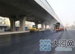 好消息！郑州农业路快速通道工程一层路面开始铺装沥青