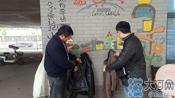 郑州一公交调度室外墙挂满爱心衣物 邀您参与