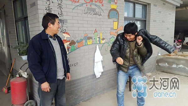 郑州一公交调度室外墙挂满爱心衣物 邀您参与