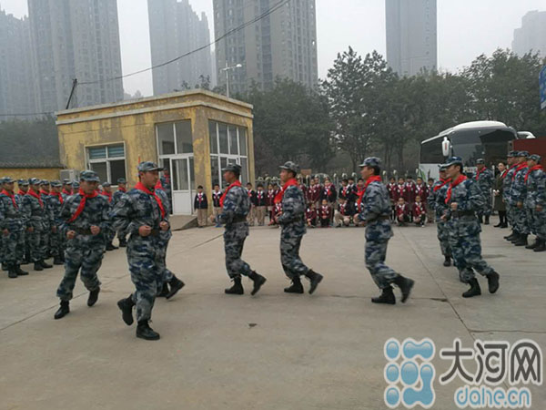 叠被子 结对子 郑州小学生走进军营感悟军魂