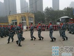 叠被子 结对子 郑州小学生走进军营感悟军魂
