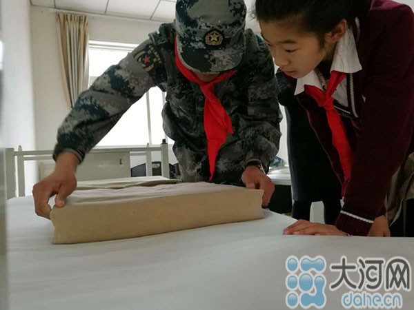 叠被子 结对子 郑州小学生走进军营感悟军魂