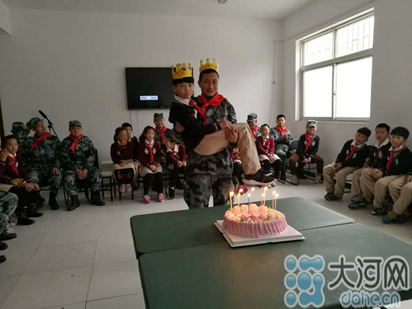 叠被子 结对子 郑州小学生走进军营感悟军魂