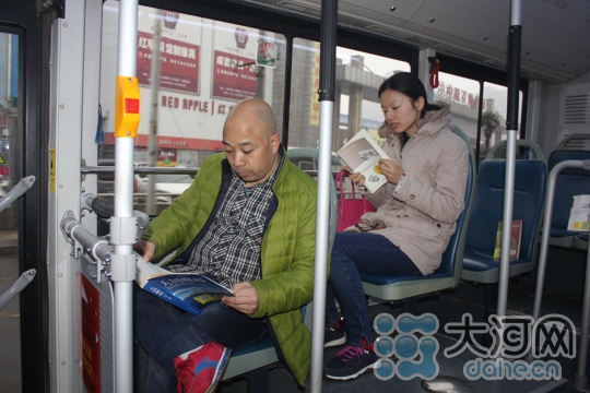 “丢书大作战”火到郑州 部分公交车可享免费阅读