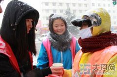 【风雪中的感动】大雪中的温暖 郑州学生织围巾送环卫工