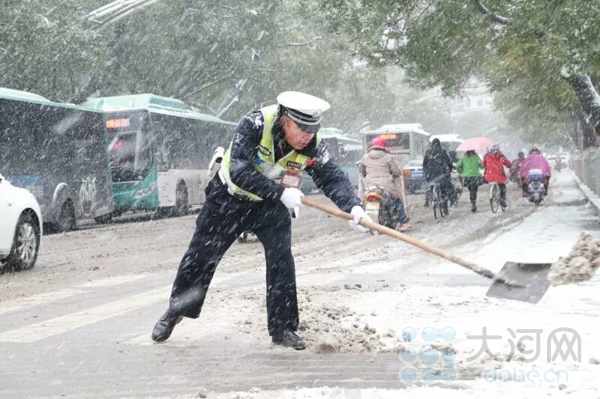拼了！郑州迎入冬来首场雪 交警全员上路服务市民