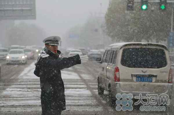 拼了！郑州迎入冬来首场雪 交警全员上路服务市民