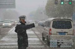 拼了！郑州迎入冬来首场雪 交警全员上路服务市民