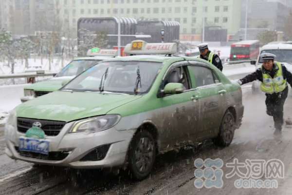 拼了！郑州迎入冬来首场雪 交警全员上路服务市民