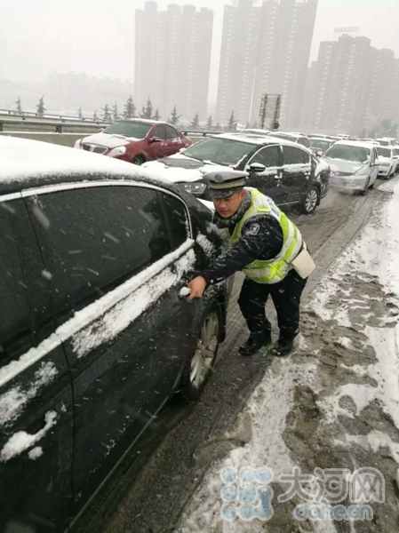 拼了！郑州迎入冬来首场雪 交警全员上路服务市民