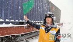 点赞！河南大雪致列车晚点 郑州铁路局三万职工扫雪除冰