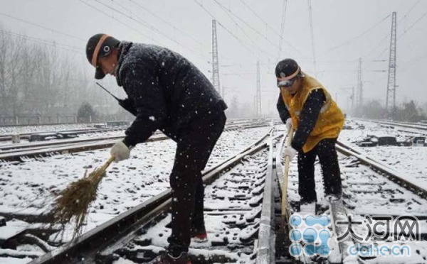点赞！河南大雪致列车晚点 郑州铁路局三万职工扫雪除冰