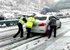初雪凶猛 河南高速交警撒盐融雪护航保通