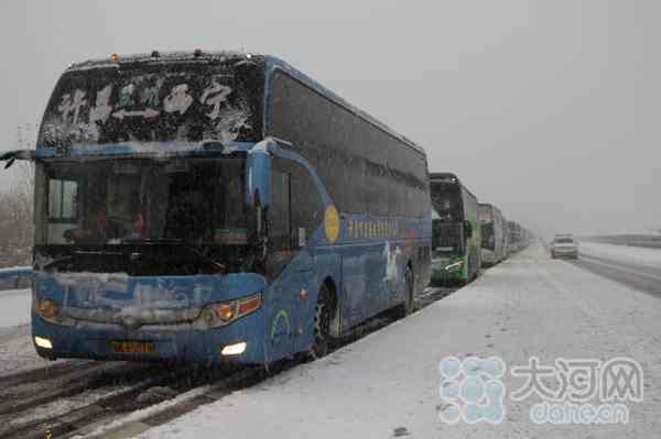 初雪凶猛 河南高速交警撒盐融雪护航保通