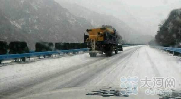初雪凶猛 河南高速交警撒盐融雪护航保通