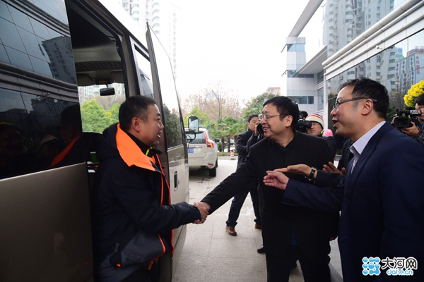 刘国梁回家乡献爱心 河南日报报业集团迎来国乒“银河战舰”