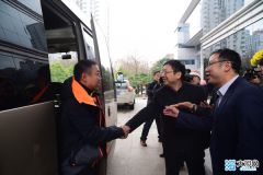 刘国梁回家乡献爱心 河南日报报业集团迎来国乒“银河战舰”
