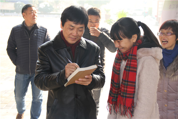 著名作家曹文轩与郑州学生面对面 来看传授了啥创作心得