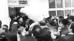 郑州一小区物业更替 老物业不肯走拿灭火器喷业主