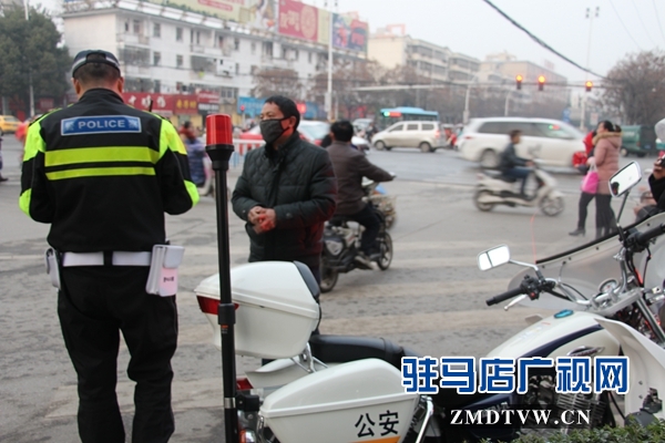 一位交通违法者，想跟民警说情，被拒绝.JPG