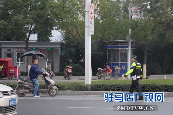3骑电动车走机动车道，拦下！.JPG