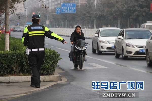 5这小伙骑着无牌摩托还打电话，立刻被民警注意到.JPG