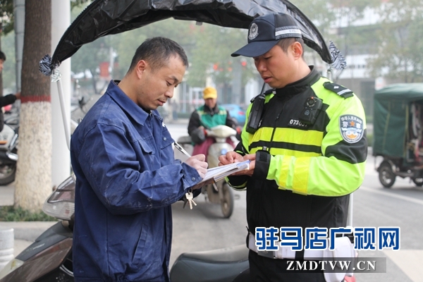 4在罚单上签字认罚.JPG