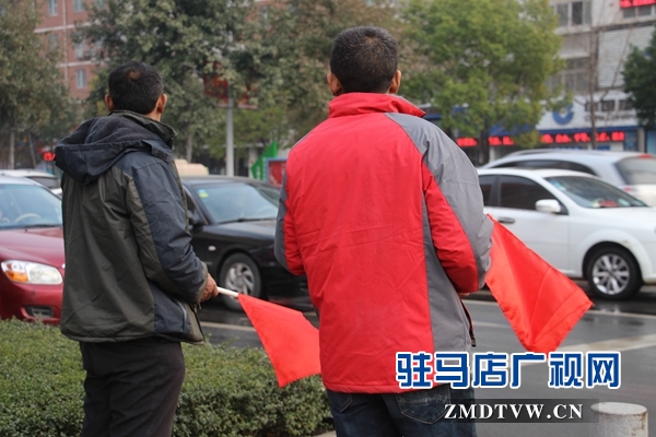 2俩人认识到错误，拿起小红旗站到了路口.JPG