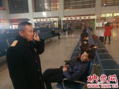 醉酒旅客晕倒站台 高铁职工真情相助