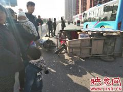 汝南县梁祝大道 一电三轮车和摩托车撞头了