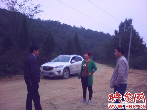 图为确山县交通运输局副局长李四平（左）深入一线了解工程进展情况