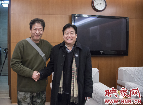 贵宾室内，中国摄影家协会副主席张桐胜向野猫道贺并给予亲切鼓励