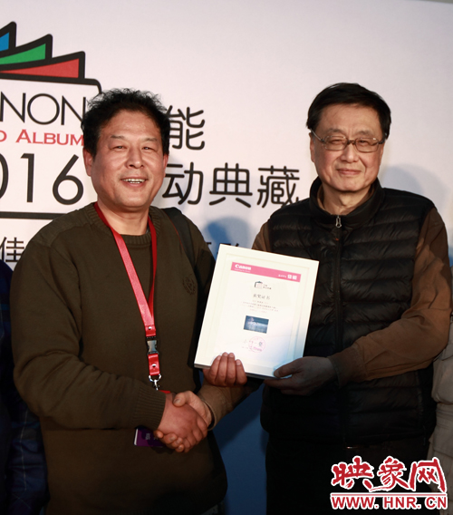 中国摄影家协会副主席王文澜亲自给野猫授奖，金奖奖牌及三万元大奖