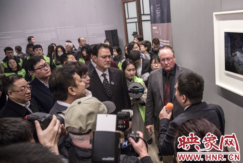 中国文联领导李前光、中国摄影家协会主席王瑶、国际专家等参观展览