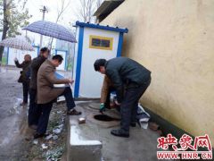 市创卫办对全市户旱厕改造项目开始进行检查验收