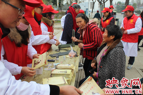 给居民发放健康教育宣传材料