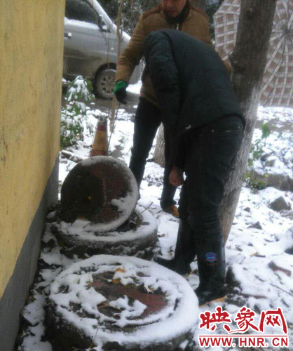 验收组冒着大雪深入陈庄村进行户旱厕验收工作 验收组冒着大雪深入陈庄村进行户旱厕验收工作
