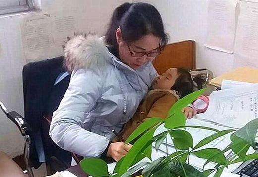 鲁山女法官抱生病女儿工作：孩子无人照顾 被刷屏很惶恐