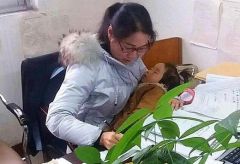 鲁山女法官抱生病女儿工作：孩子无人照顾 被刷屏很惶恐