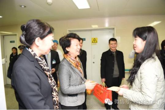 “编外雷锋团”团长宋清梅意外受伤 赵素萍一行专程看望