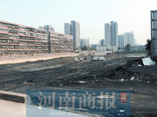 购房款交了4年 房没影地要被拍卖 俩人跳楼维权