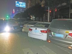 男子醉酒驾驶惹祸 顶着三轮车连撞路边11辆车