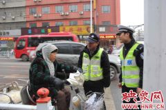 驻马店市南海派出所加大交通违法行为的现场查处力度