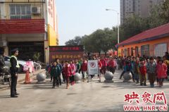驻马店东风派出所:学校设“护学岗” 维护校园治安